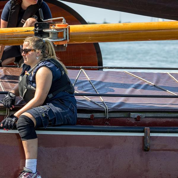 Werken in weinig wind op de Lemster baai | It Skûtsje fan Drachten