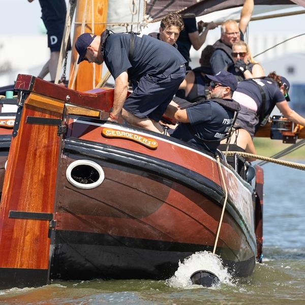Werken in weinig wind op de Lemster baai | It Skûtsje fan Drachten