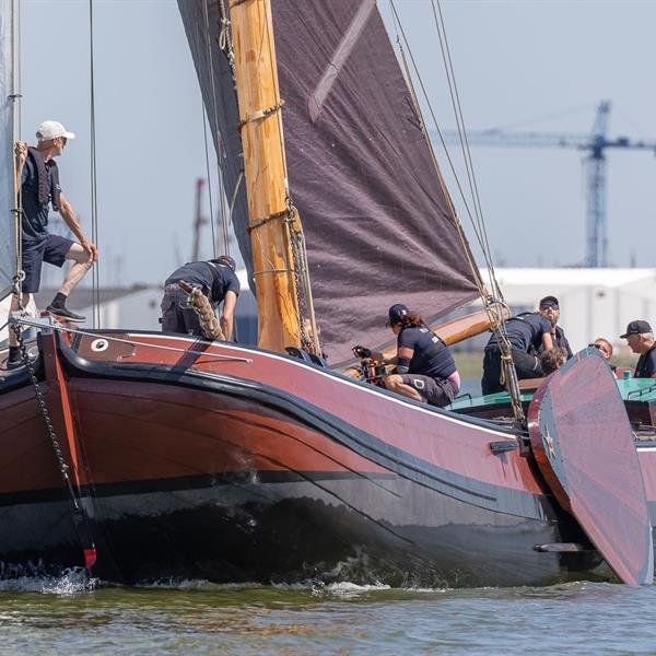 Werken in weinig wind op de Lemster baai | It Skûtsje fan Drachten