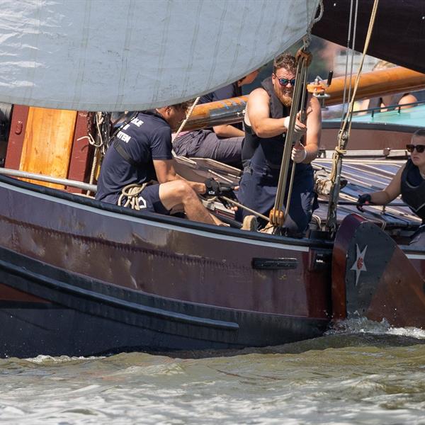 Werken in weinig wind op de Lemster baai | It Skûtsje fan Drachten