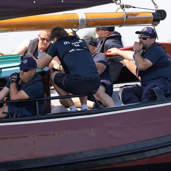 Werken in weinig wind op de Lemster baai | It Skûtsje fan Drachten