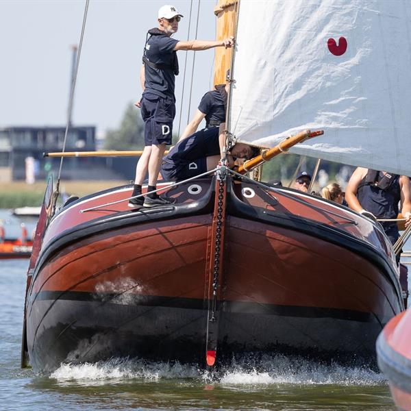 Werken in weinig wind op de Lemster baai | It Skûtsje fan Drachten